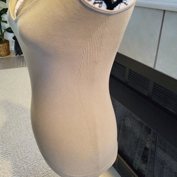 NWT seamless shapewear cami - Picture 2 of 2